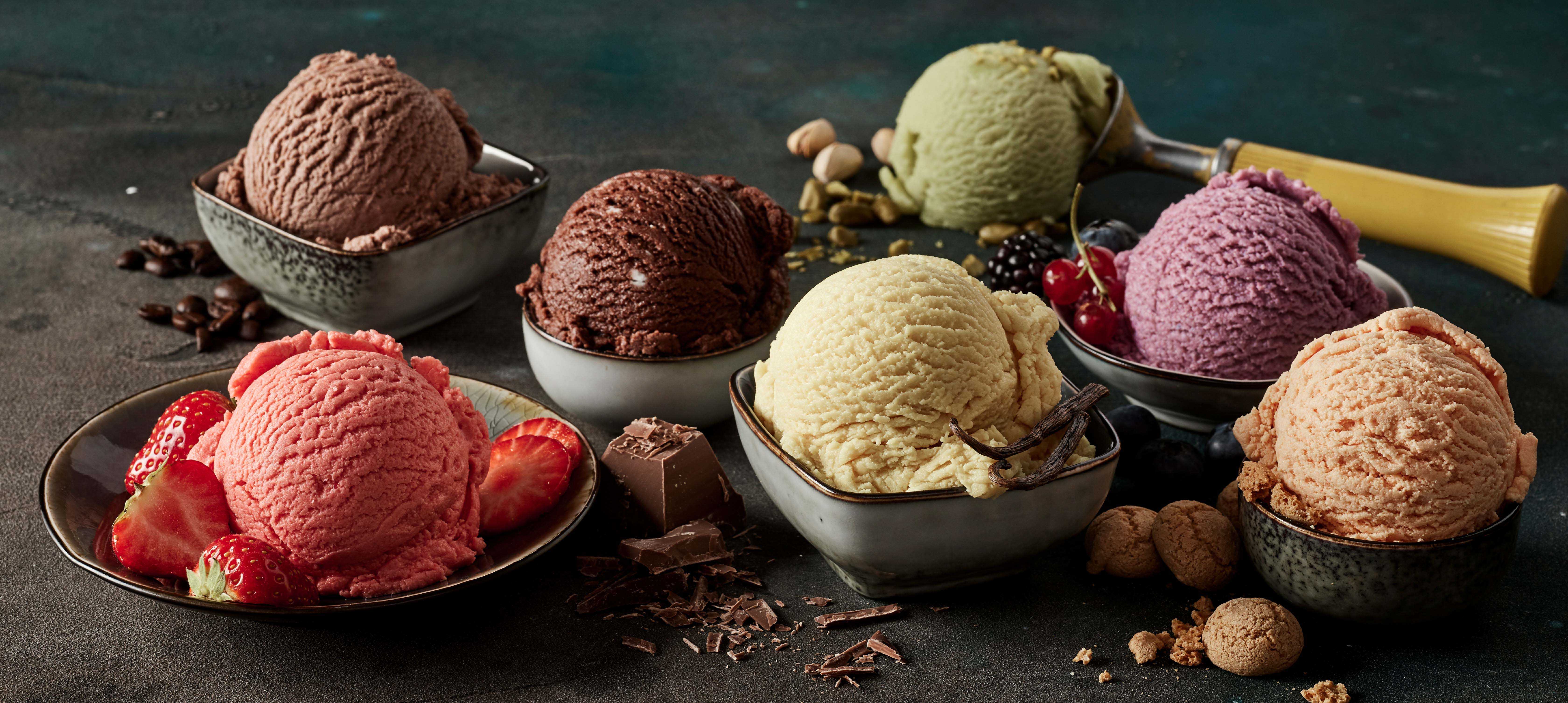 Deliciosos helados en cuencos de distintos colores, listos para comer