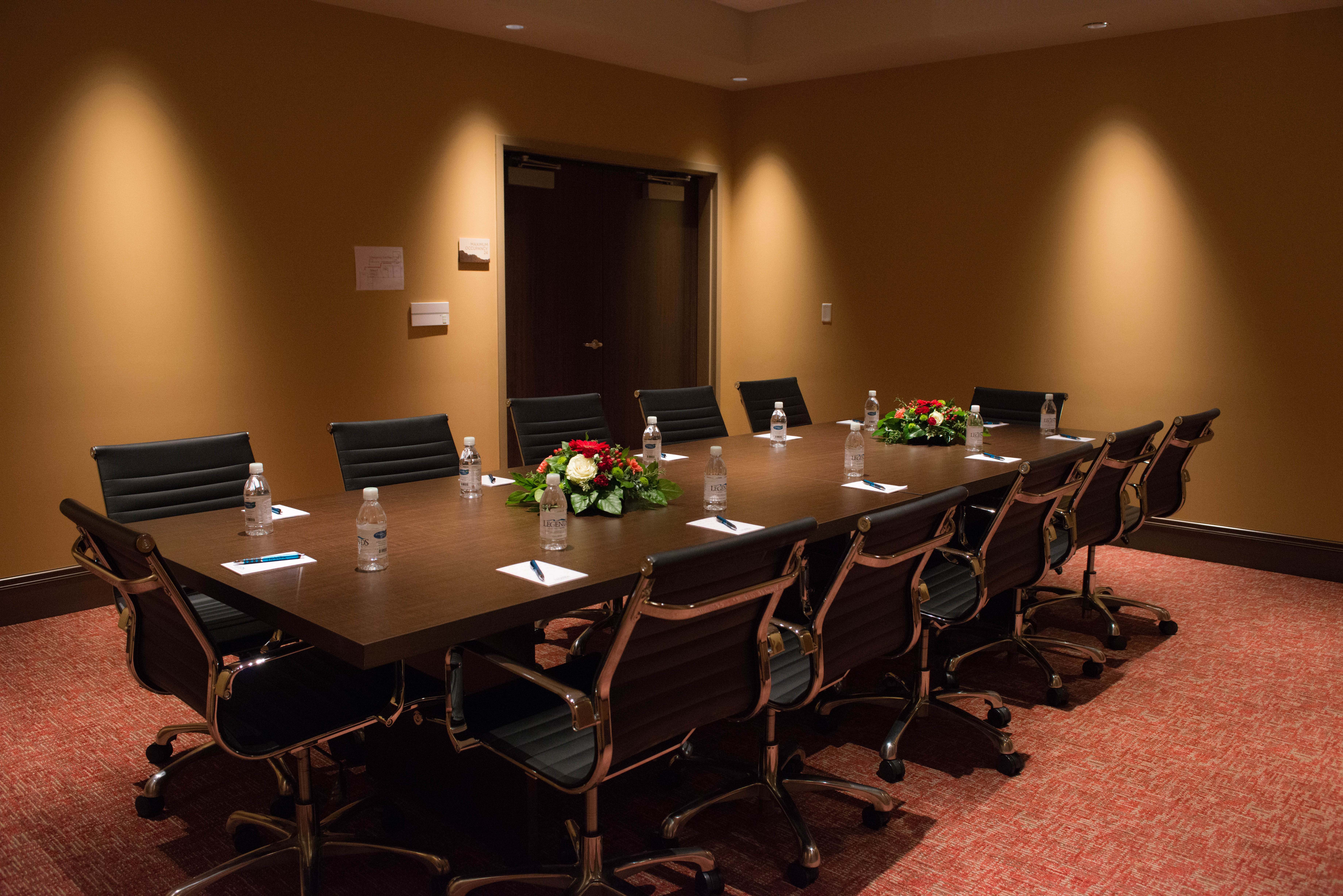 Una vista de la mesa de reuniones de la sala «Legends Icicle»