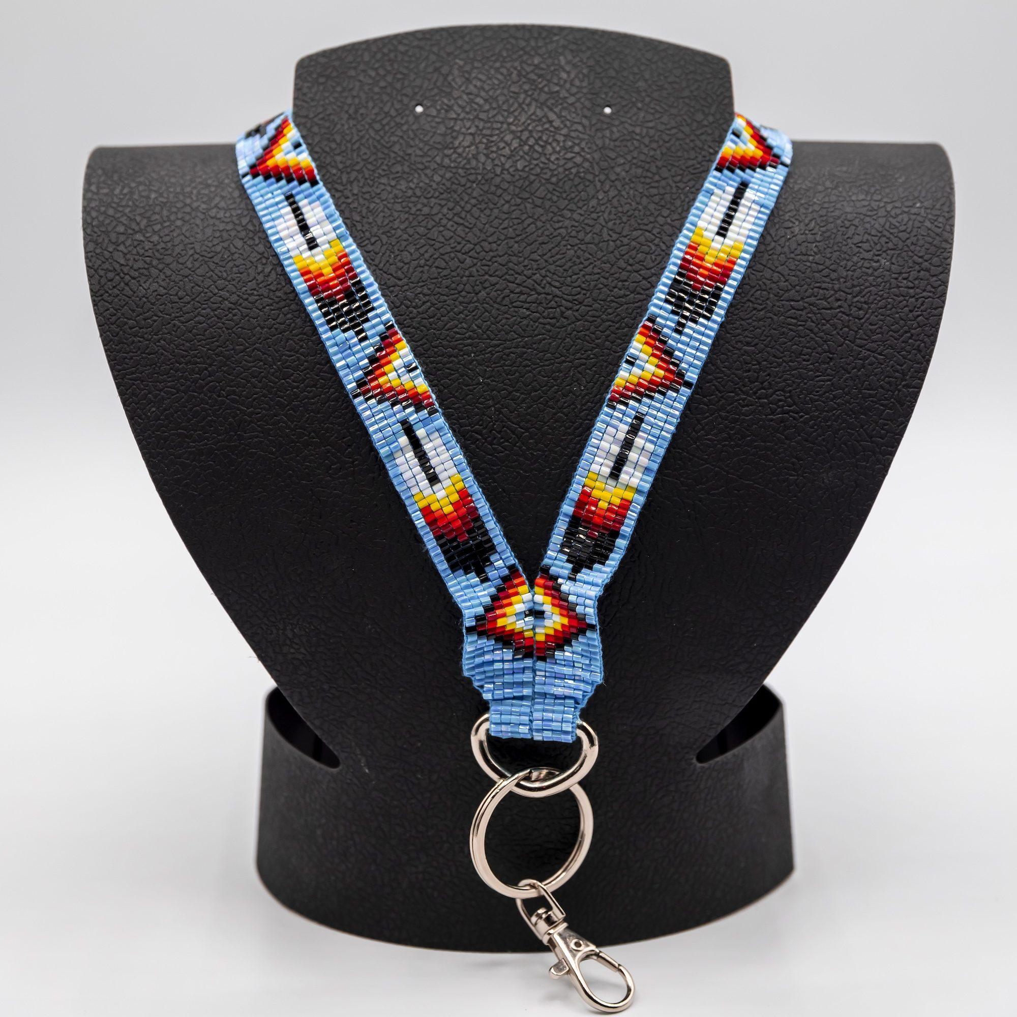 Cordón con cuentas azules, rojas y amarillas
