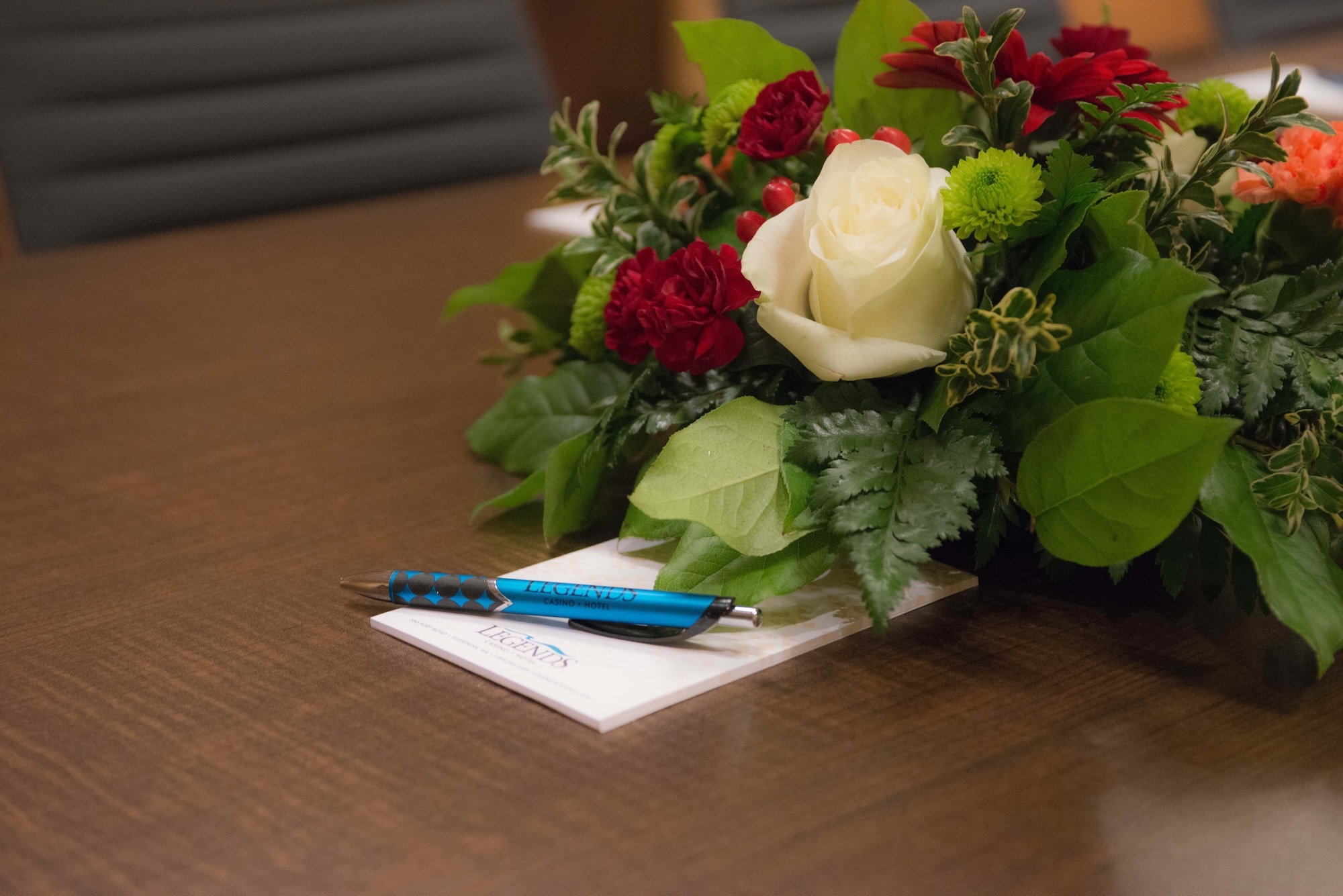 Flores y notas sobre un escritorio en los espacios para reuniones del Legends Hotel
